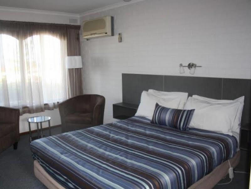 ווארנאמבול Raglan Motor Inn מראה חיצוני תמונה