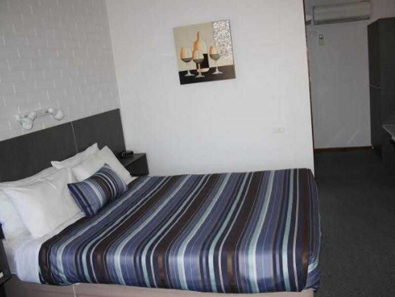 ווארנאמבול Raglan Motor Inn מראה חיצוני תמונה